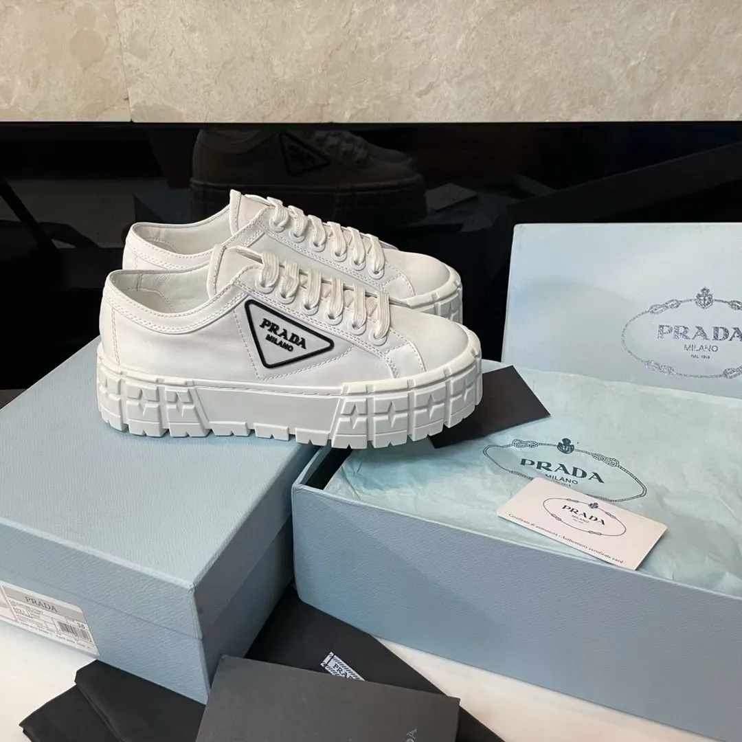 P420👟👟 2024 launches Prada’s latest catwalk shoes, the dad shoe series ͏ 💥PRADA early spring T-stage catwalk style👠Small fresh air with a little expensive feel, very perfect on the feet💃Elegant and elegant, crystal clear, regardless of the quality of accessories, they are all customized one-to-one, zero distance from the original version 1⃣Upper: imported nylon waterproof cloth + glue injection molding process 2⃣Inner lining: mixed sheepskin lining 3⃣Outsole: original one-to-one molded TPU outsole 4⃣🔺Original packaging Heel height 5cm 5⃣Number: 34-40🐎